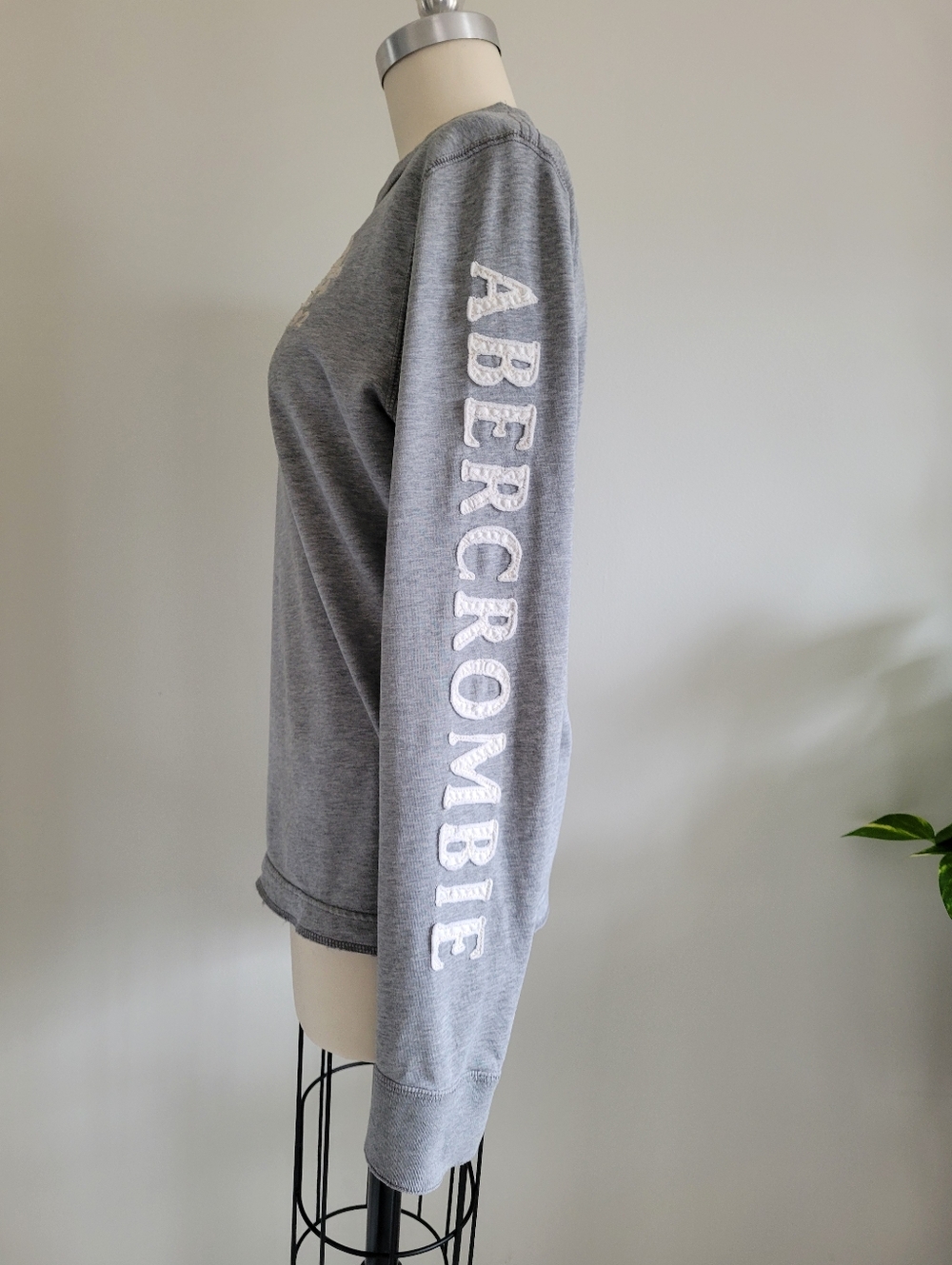 ABERCROMBIE long sleeve crew neck pullover, light grey with logo patches on arm
